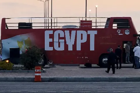 حافلة مكشوفة تستعد لاستقبال منتخب مصر بعد رحلة المونديال (فيديو)